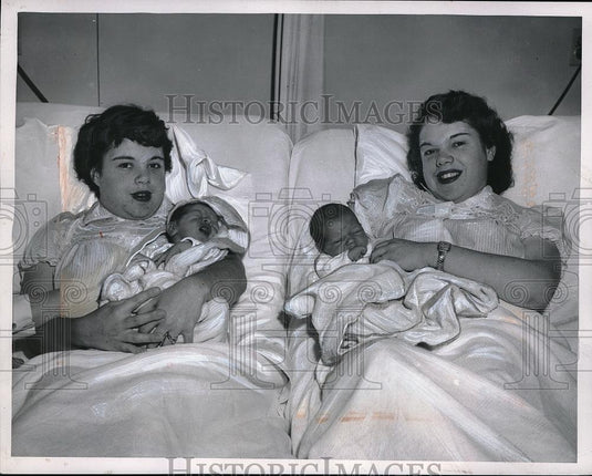 1954 Press Photo twins Marilyn and Carolyn Onders give birth on same weekend - Historic Images