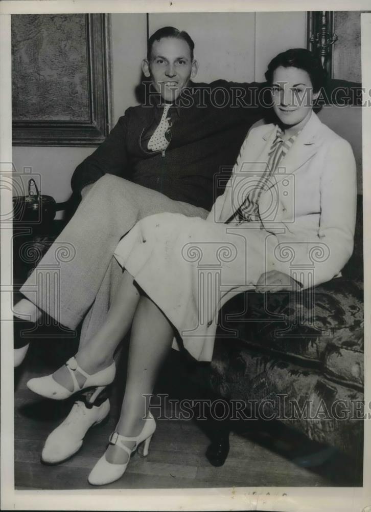 1937 Press Photo Art "Mika" Hunt with fiancee Charlotte "Pat" Axelson - Historic Images