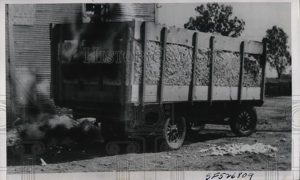 1939 Press Photo JA Jordan Cotton Grower Strikers Set Fire to Truck Hauling Cott - Historic Images