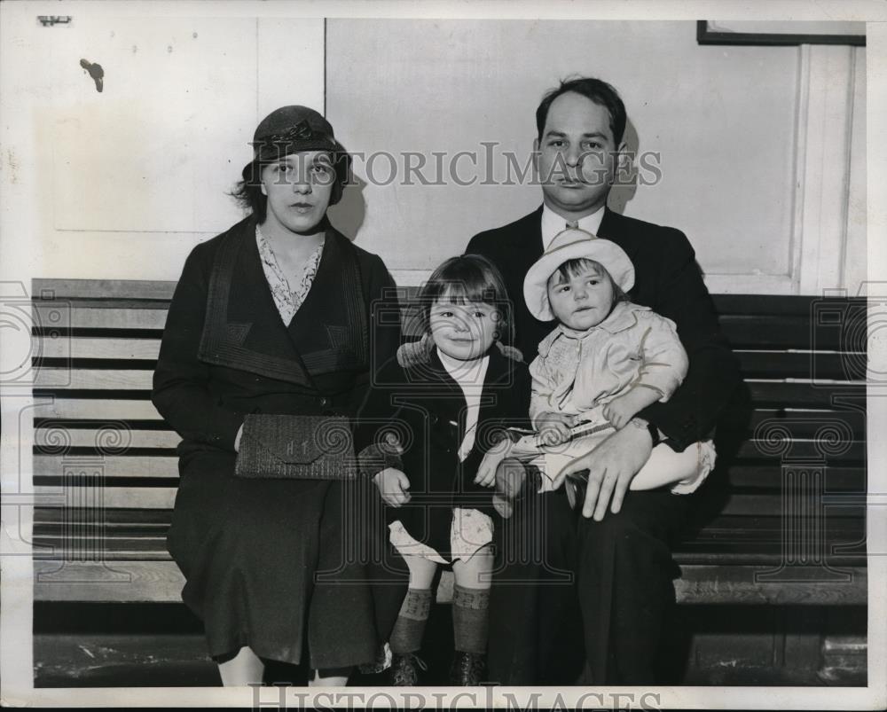 1934 Press Photo Mr &amp; Mrs Ormand Totter &amp; Children Children Played on Grass in - Historic Images