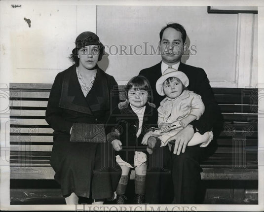 1934 Press Photo Mr & Mrs Ormand Totter & Children Children Played on Grass in - Historic Images