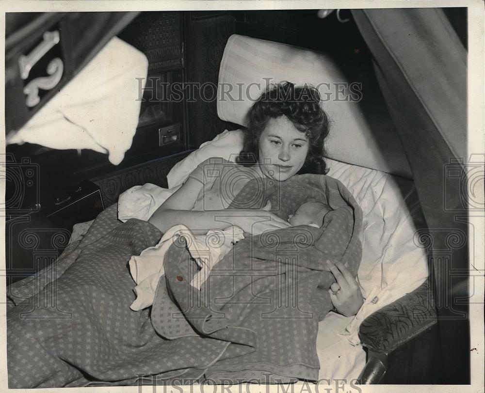 1944 Press Photo Mrs. Winifred Andrews Wife Of Sailor Holding Newborn Daughter - Historic Images