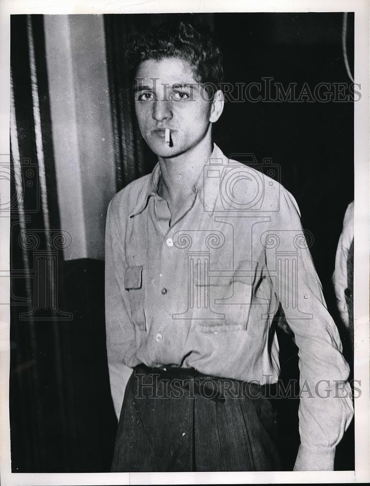 1945 Press Photo Burgler Rocco Abbruzzi at the police station after arrest - Historic Images