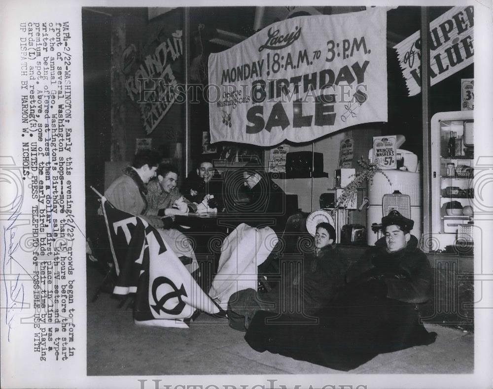 1958 Press Photo Crowds in Wash. D.C. await Geo Washington Birthday TV sale - Historic Images