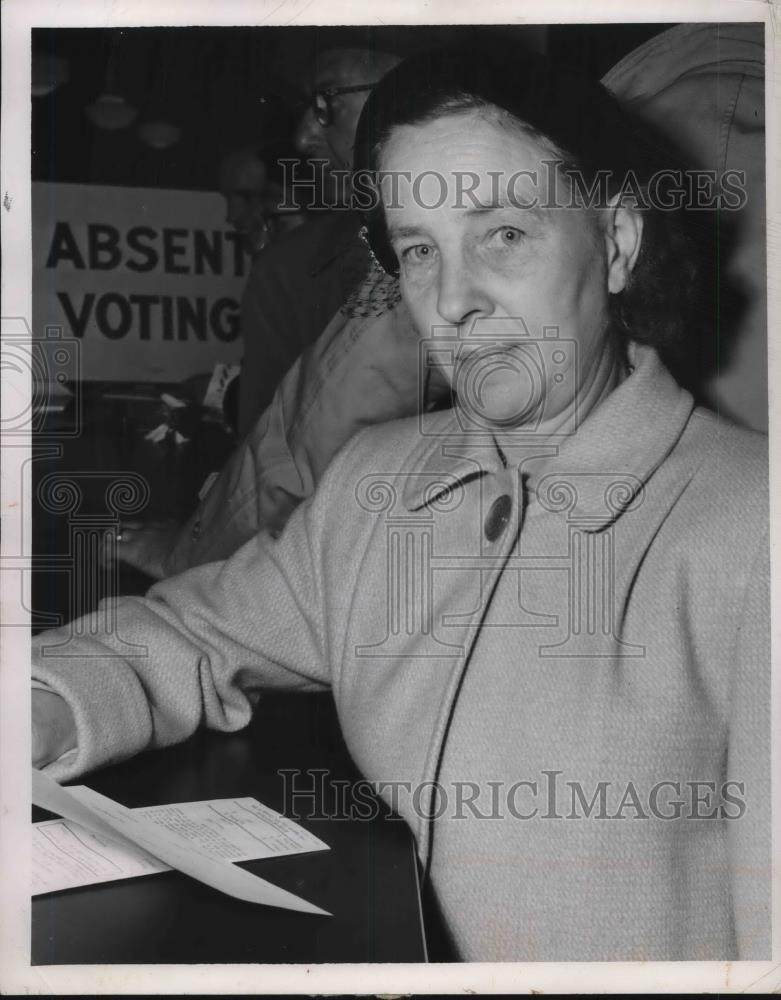 1952 Press Photo Mrs Elizabeth Morrison of Cleveland Hgts, Ohio - Historic Images