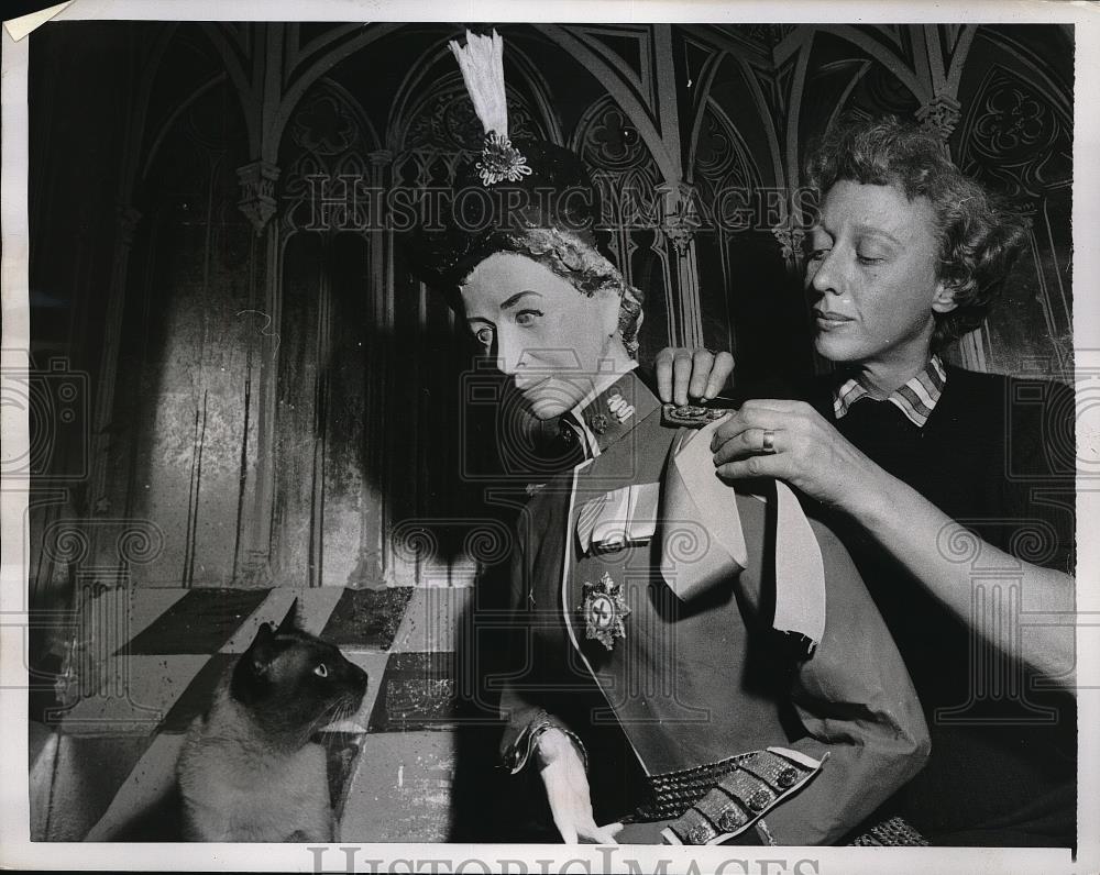 1957 Press Photo Siamese Cat Looks at Model of Queen Elizabeth, Mildren Thor - Historic Images