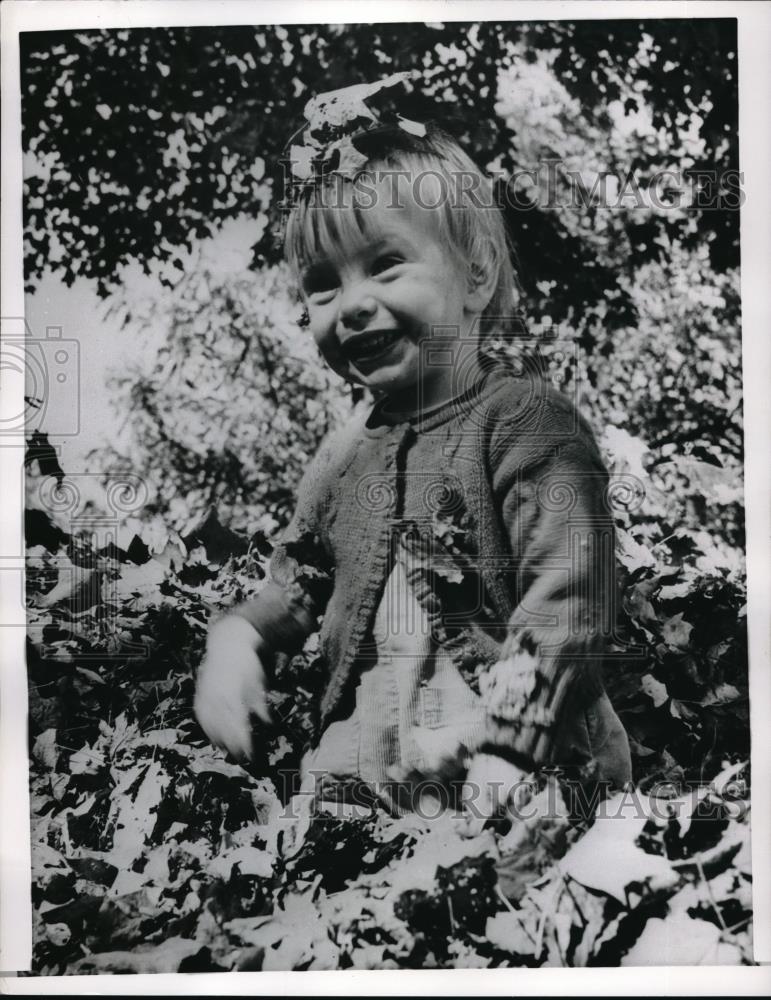 1962 Press Photo Honor Mary O&#39;Sullivan playing in the leaves in Howells, NY - Historic Images