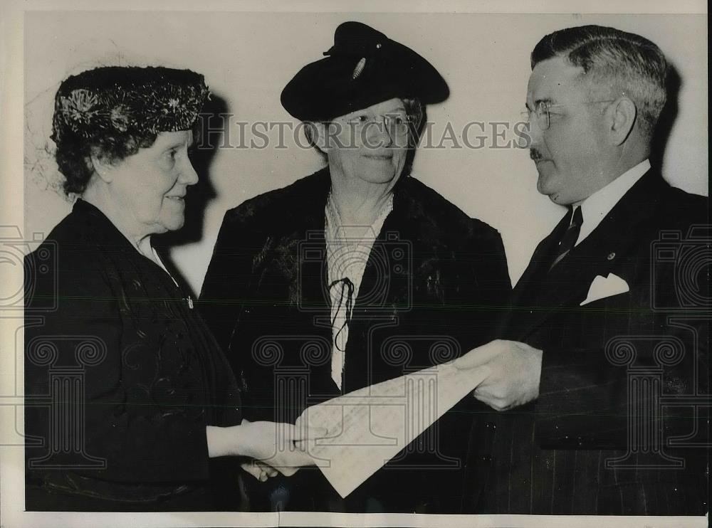 1940 Press Photo Ida Wise Smith, Margaret Munns Postmaster George Taylor, Stamp - Historic Images