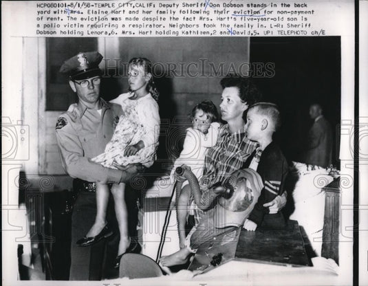 1958 Press Photo Deputy Sheriff Don Dobson Stands With Elaine Hart & Her Family - Historic Images