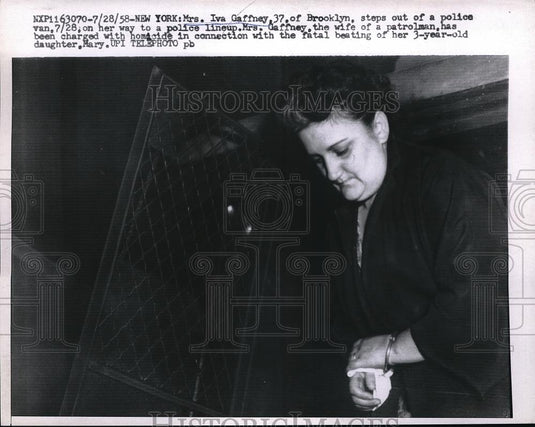 1958 Press Photo Iva Gaffney Stepping Out Of Police Van At Station In New York - Historic Images