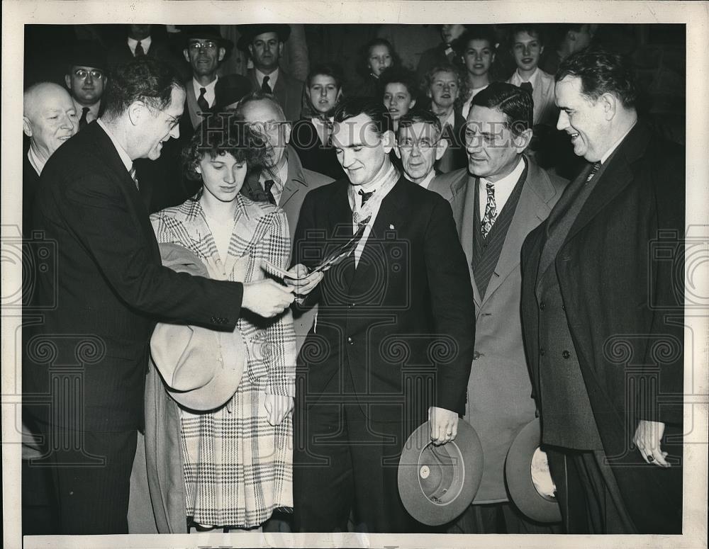 1945 Press Photo Clinton P. Anderson,Vivian Atkins & Senator Burnet Maybank - Historic Images