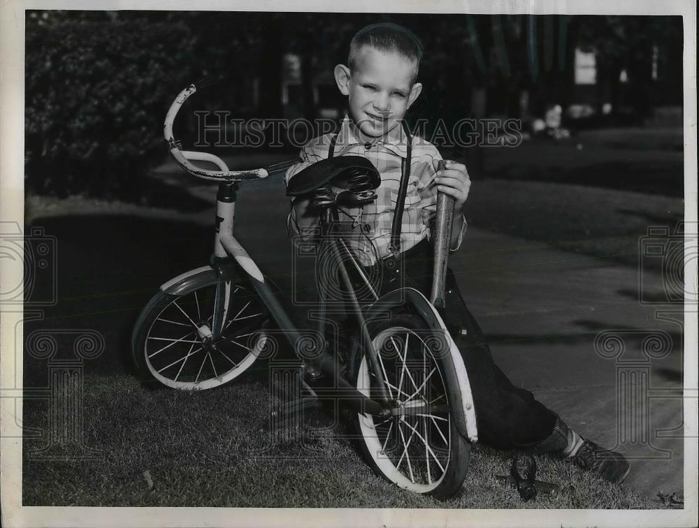 1952 Press Photo Joe Golombeck, 5, hits garbage truck with his bike - Historic Images