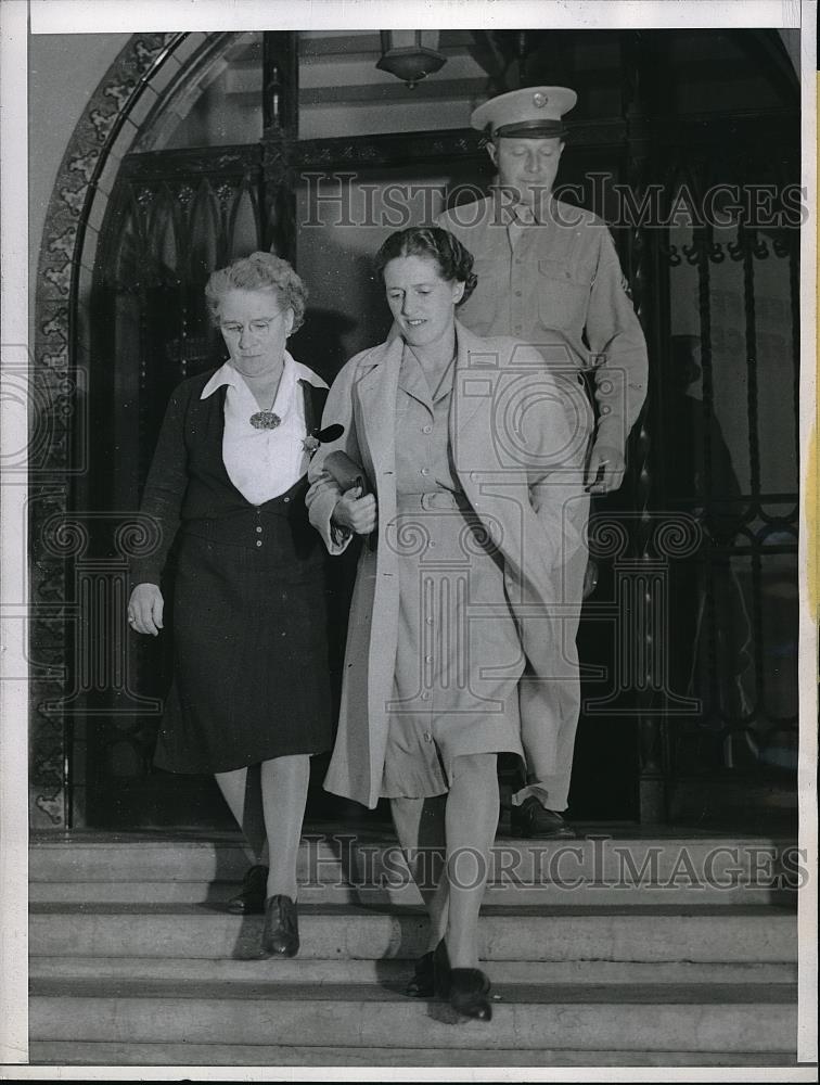 1944 Press Photo Frances and Frank Andrews Leaving court during her Trial - Historic Images