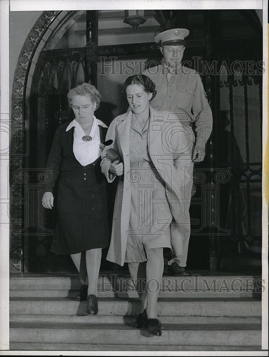 1944 Press Photo Frances and Frank Andrews Leaving court during her Trial - Historic Images