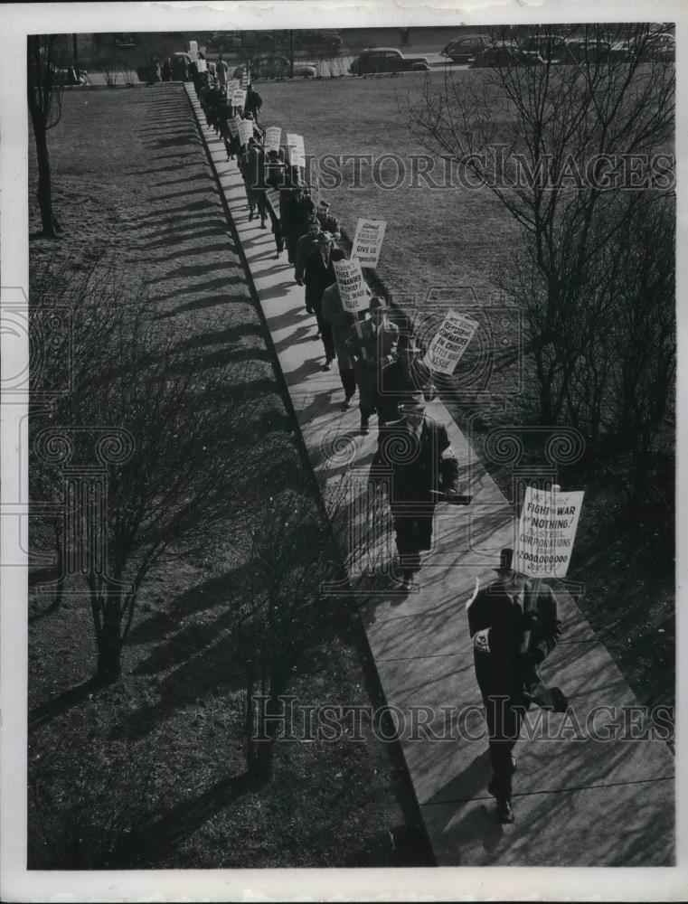 1946 Press Photo Indianapolis, Ind Labor pickets at the statehouse - Historic Images