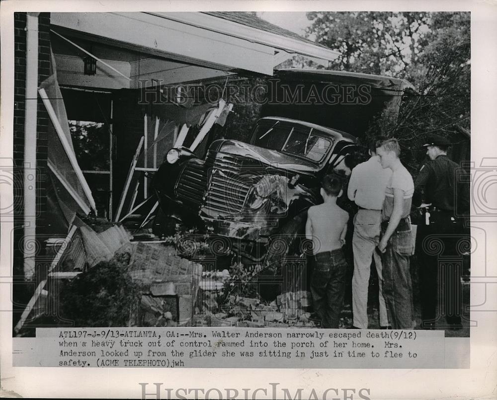 1951 Press Photo Mrs. Walter Anderson Escaping Out Of Wreck From Heavy Truck - Historic Images