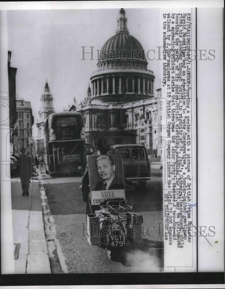 1959 Press Photo British Man Rides Scooter Near St Paul&#39;s Cathedral - Historic Images