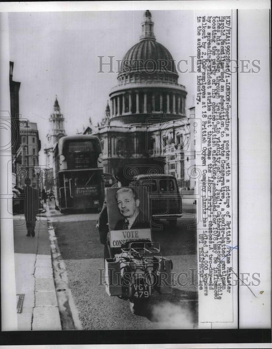 1959 Press Photo British Man Rides Scooter Near St Paul's Cathedral - Historic Images
