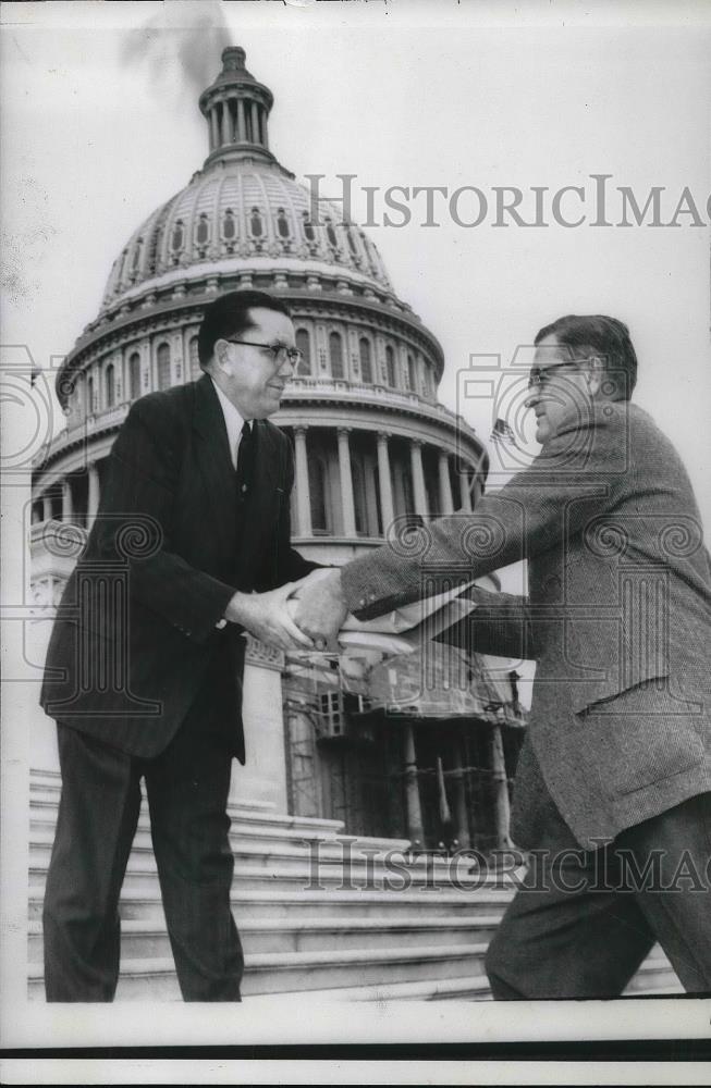 1959 Press Photo Herbert Miller Exec. Clerk Delivering Pres. Eiensehowers - Historic Images