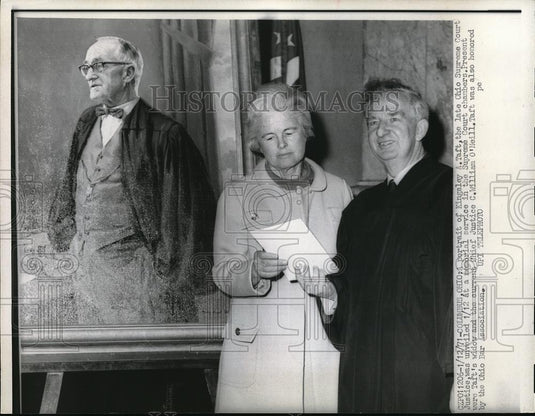 1971 Press Photo Chief Of Justice C. William O'Neil By Portrait Of A. Taft - Historic Images