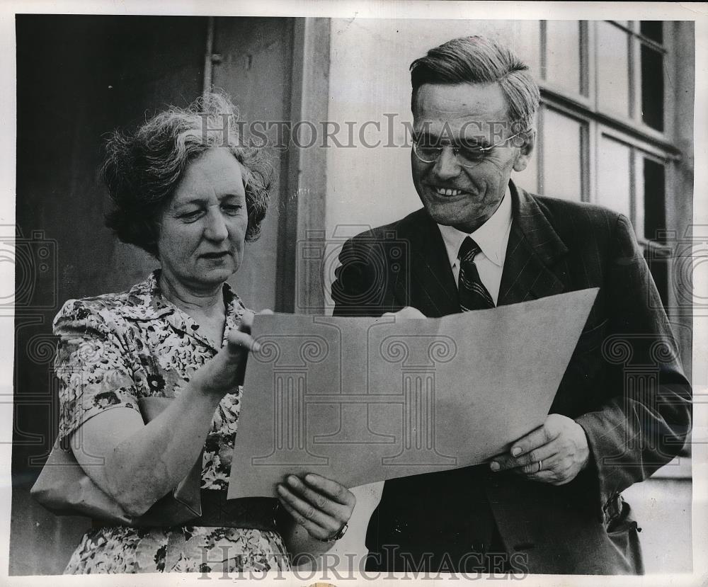 1948 Press Photo Dr. Marie Boyer &amp; Dr. Johanes Schmidt Reading Science Document - Historic Images