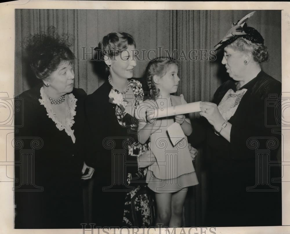 1944 Press Photo Parent Teacher Assoc. Mrs. Harold Walker, Mrs. Lawrence Wood - Historic Images