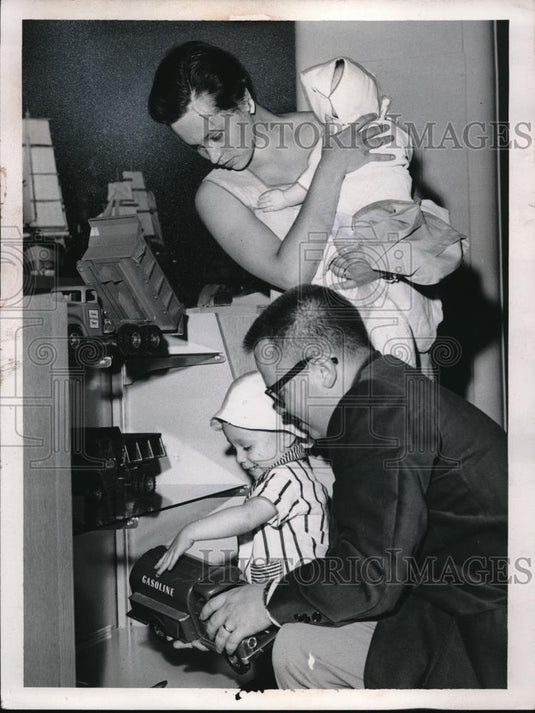 1957 Press Photo Ronald & Lyn Goodrich, Sons Mark & Paul Picking Birthday Gift - Historic Images