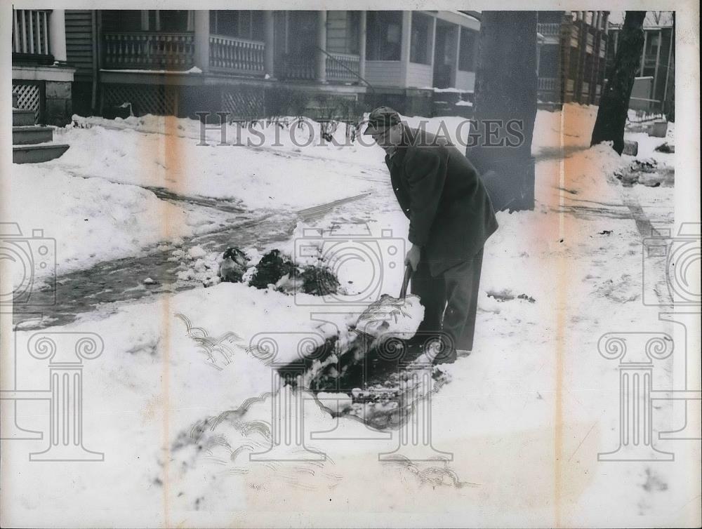 1956 Press Photo Man Shovels Snow Off Sidewalk In Front Of His Home - Historic Images