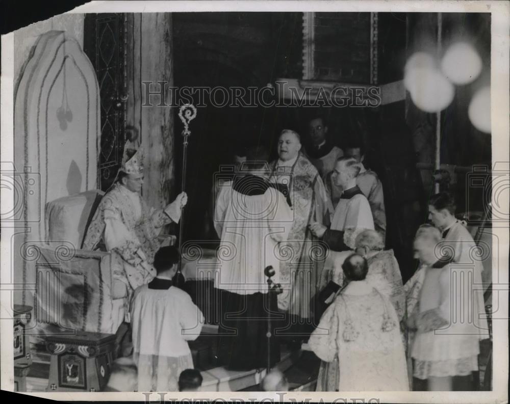 1944 Press Photo The Most Reverend Bernard Griffin at Westminster Chapel - Historic Images