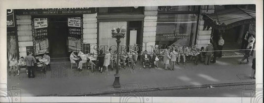 1945 Press Photo Home Builders Sit Out Until Federal House Admin. Offices Open - Historic Images