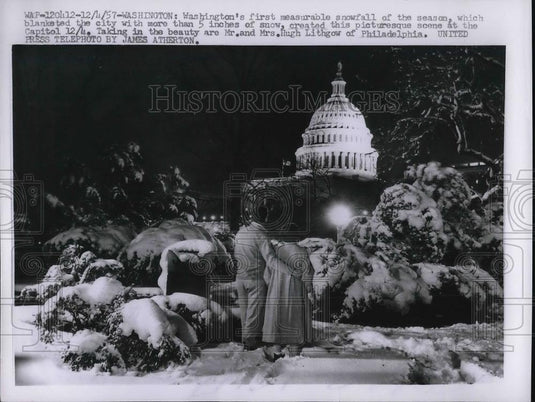 1957 Press Photo Mr. & Mr. Hugh Lithgow Observing Snow Covered Capitol - Historic Images