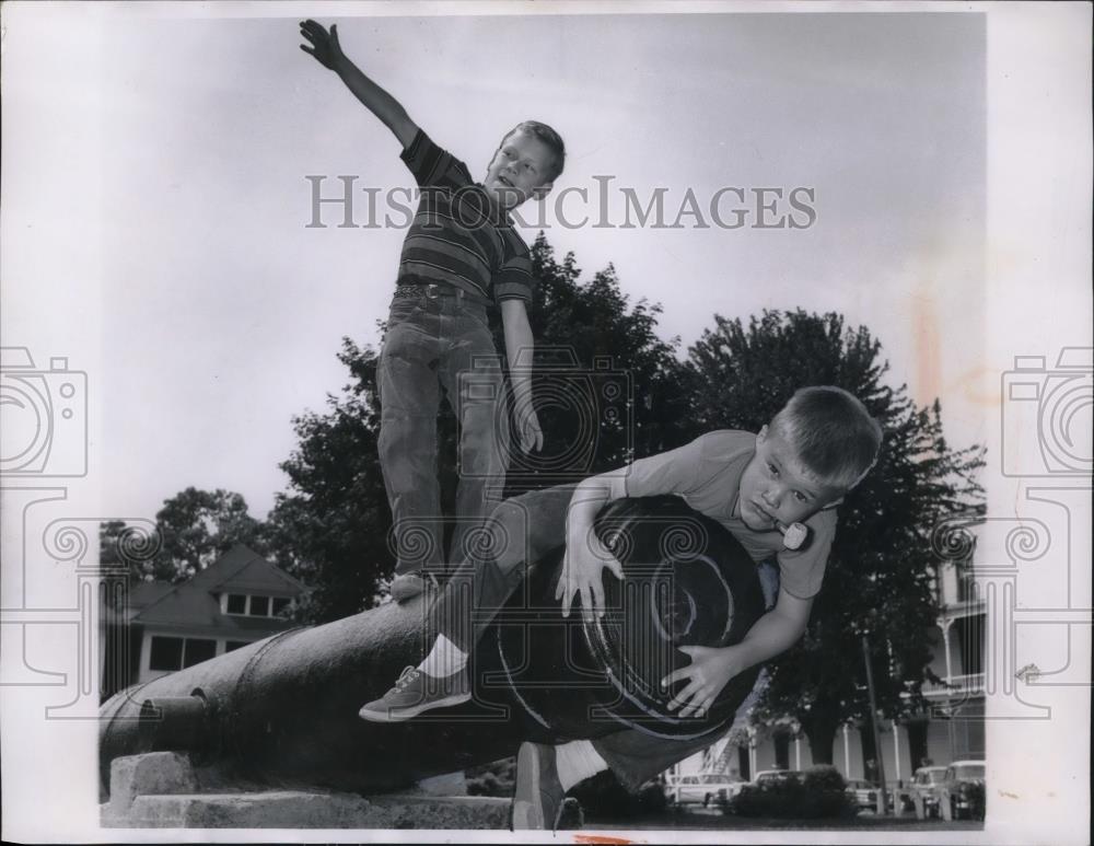 1962 Press Photo joseph west &amp; Arnold, Perry, Dan Hartzell play ona cannon - Historic Images