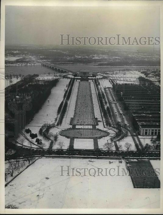 1933 Press Photo Ice Skating in Lincoln Memorial Pool - Historic Images