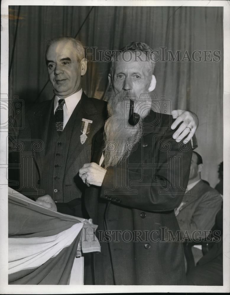 1952 Press Photo Two Gun Smith 72 Year Old CIO National Convention Delegate - Historic Images