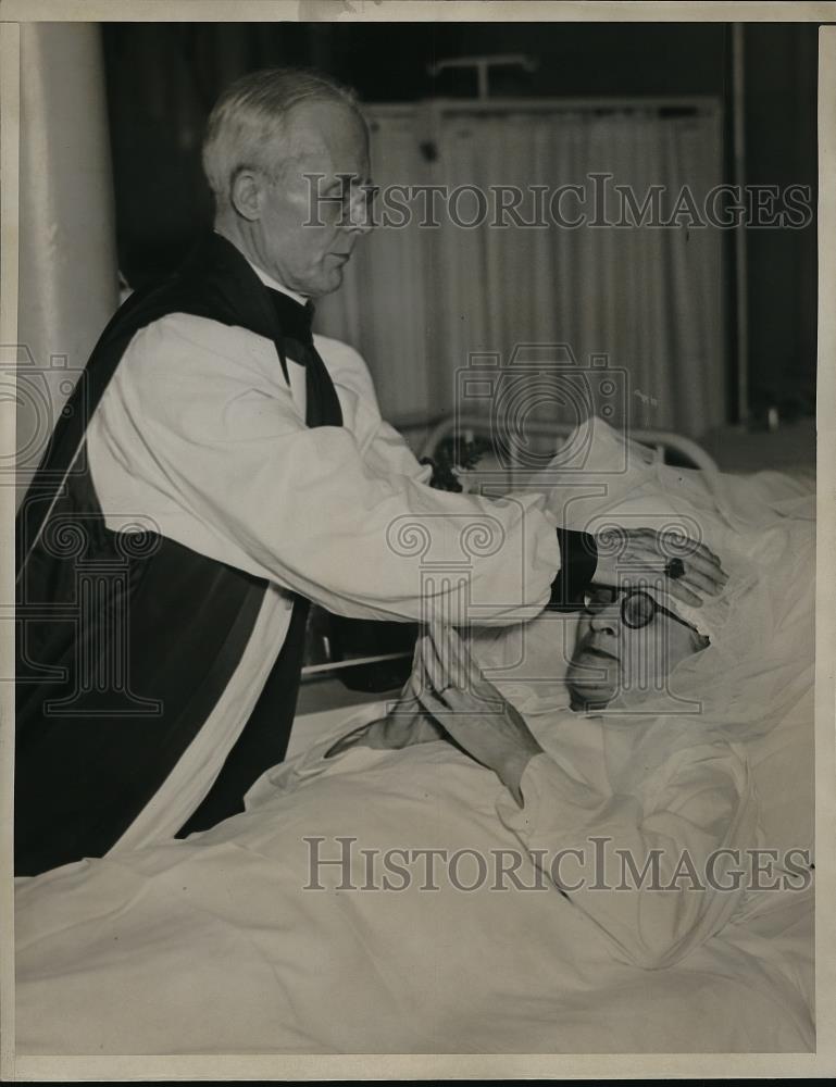 1937 Press Photo NYC, Bishop william T Manning confirms Mrs J Riveria - Historic Images