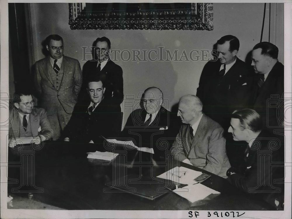 1937 Press Photo Governor Frank Merriam of California &amp; Cannery Striking Workers - Historic Images