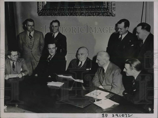 1937 Press Photo Governor Frank Merriam of California & Cannery Striking Workers - Historic Images