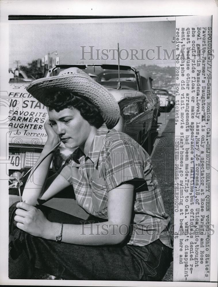 1958 Press Photo Spectator Mary Jo Torrens Roase Parade - Historic Images