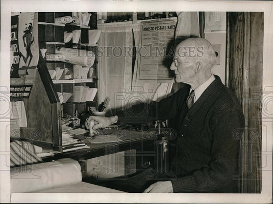 1939 Press Photo East Union Maine Postmaster Arthur Payson Stamps A Letter - Historic Images
