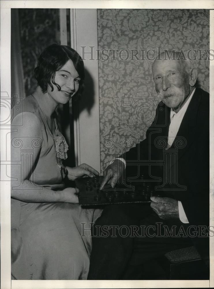 1931 Press Photo Banker Oscar Griswold play checker with granddaughter Mrs.Wiles - Historic Images