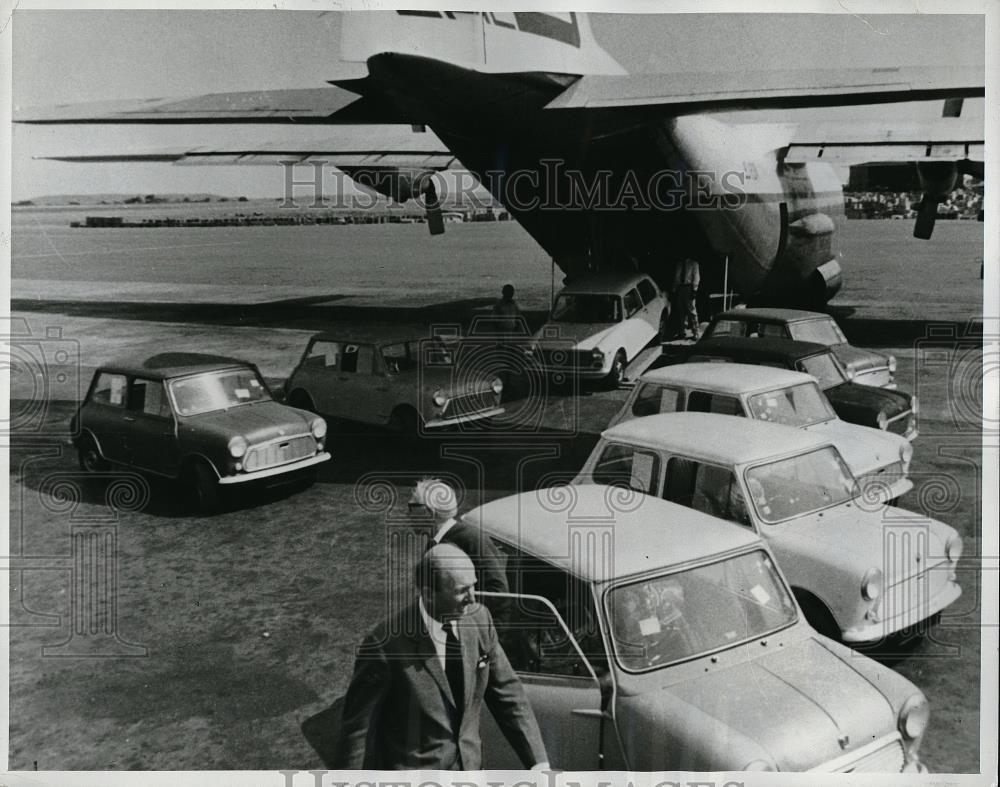 1968 Press Photo Cars Unloaded from Zambian Air Cargoes Lockheed Hercules - Historic Images