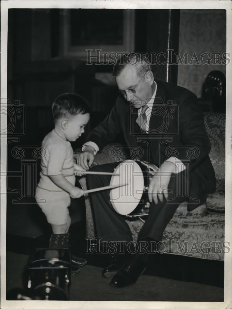 1935 Press Photo Kansas Gov Alf Landon candidate for US President &amp; son - Historic Images