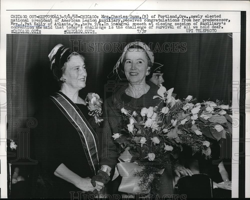 1958 Press Photo Mrs. Charles Gunn & Pat Kelly During Speech In Chicago - Historic Images