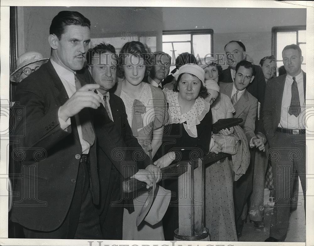 1934 Press Photo Bailiff Blaylock Restraining Spectators During Dave Allen Trial - Historic Images