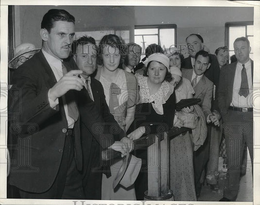 1934 Press Photo Bailiff Blaylock Restraining Spectators During Dave Allen Trial - Historic Images