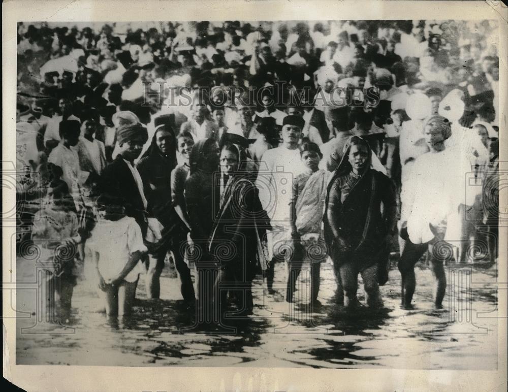 1932 Press Photo Hindus Bathing in the Sea Near Bombay - neb41158 - Historic Images