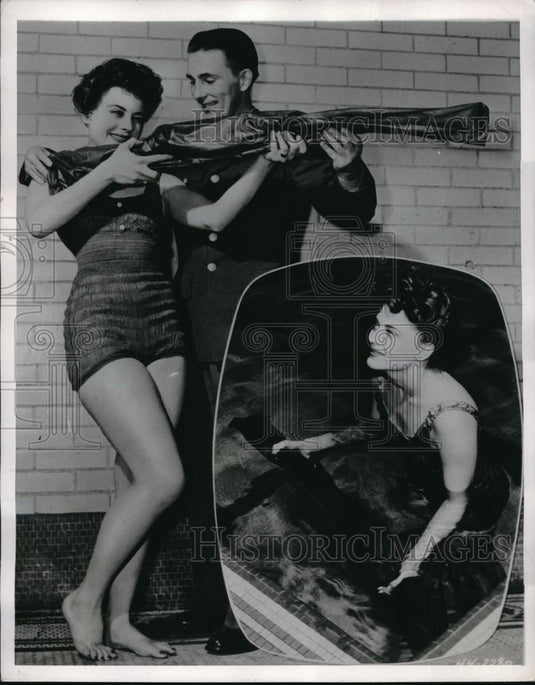 1944 Press Photo Betty Mittlestead, Ray Webb, examine plastic rifle cover - Historic Images