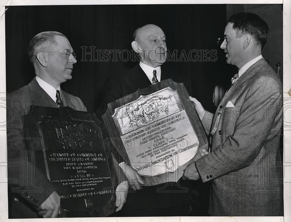 1947 Press Photo Wash.D.C. Natl Fire Prevention plaques, Booth,Lyon,Rhodes - Historic Images