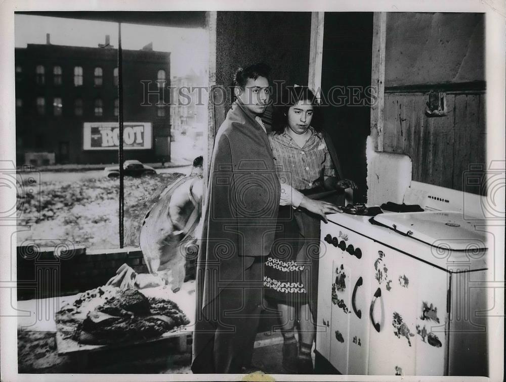 1947 Press Photo Carmel Villa &amp; Brother Frank Stand In Their Kitchen Currently - Historic Images