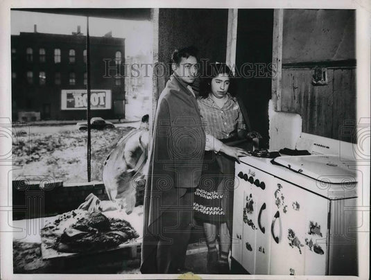 1947 Press Photo Carmel Villa & Brother Frank Stand In Their Kitchen Currently - Historic Images